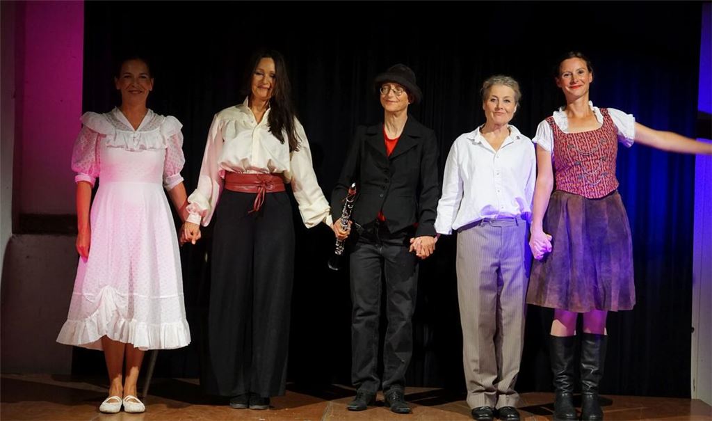 Susanne Lehmann, Silke Karl, Ute Münch, Anne von der Vring, Berenike Felger (v.li.) nehmen den verdienten Applaus des Publikums entgegen. Foto: Bastian