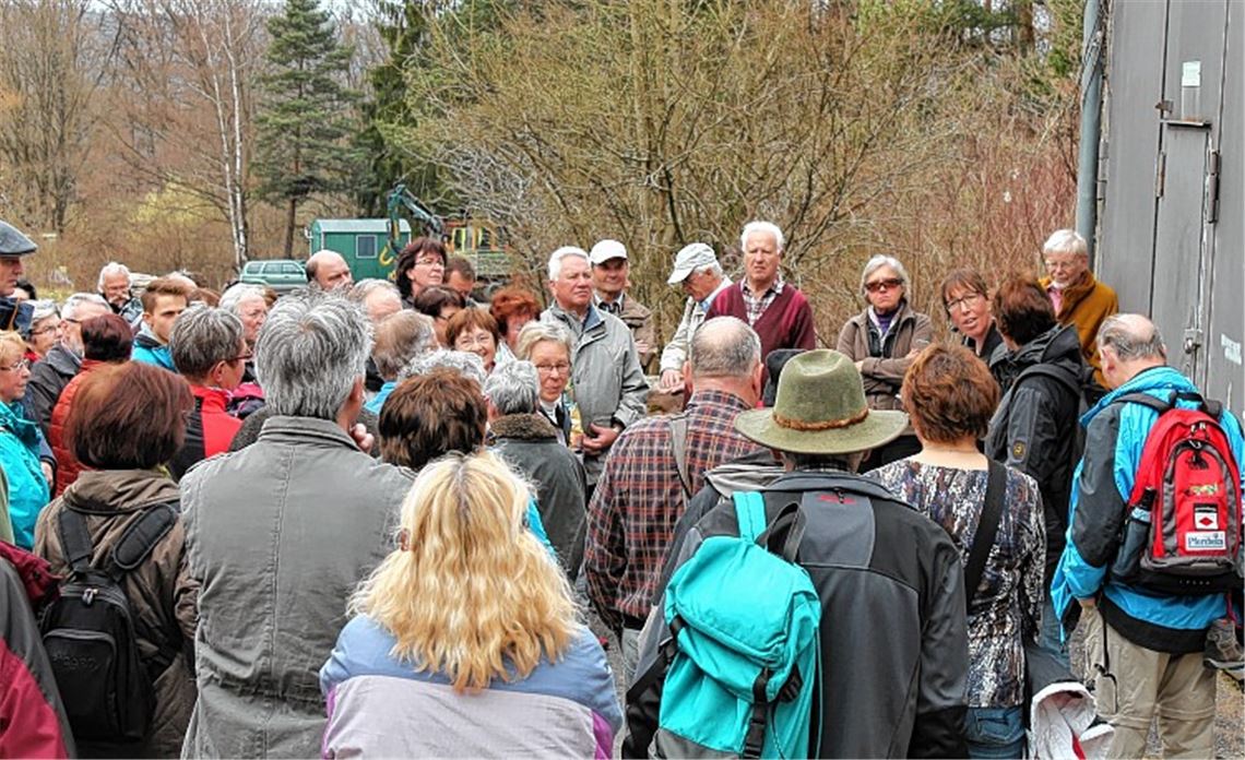 Susanne Lindner führt im Auftrag des HAV rund 100 geschichtsinteressierte Wanderfreunde durch das ehemalige Militärsperrgebiet in den Wäldern zwischen Ötisheim und Maulbronn. Fotos: Schröder