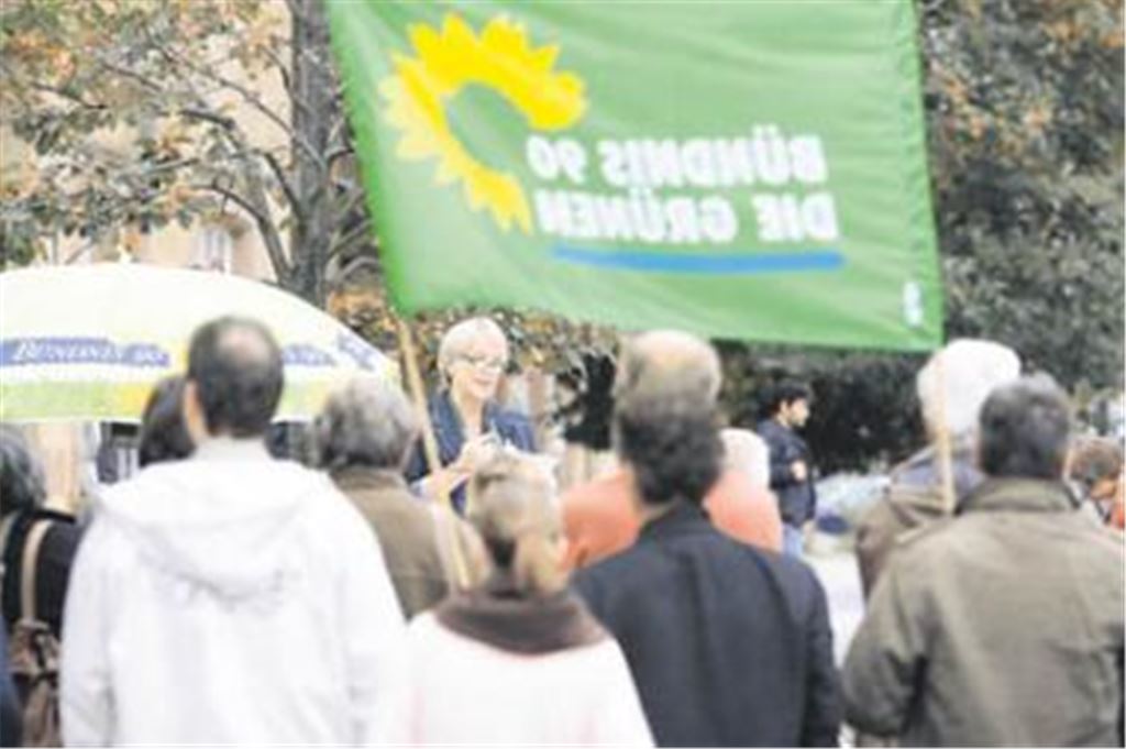 Susanne Mauch-Friz erklärt als Rednerin auf der Kundgebung vor dem Mühlacker Bahnhof, warum immer mehr Menschen gegen Stuttgart 21 auf die Straße gehen. 
Foto: Goertz