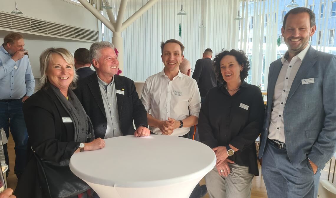 Susanne Nittel (DGB Pforzheim), Franz Herkens (Gesamtpersonalrat Pforzheim), Gerri Kannenberg (DGB Baden-Württemberg), Michaela Gebele (Personalrat Landratsamt) und Landrat Bastian Rosenau (v. li.) beim Empfang. Foto: Peche