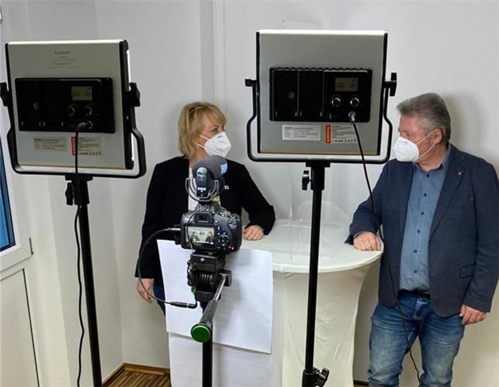 Susanne Nittel und Franz Herkens vom DGB-Kreisverband beim Videodreh.privat