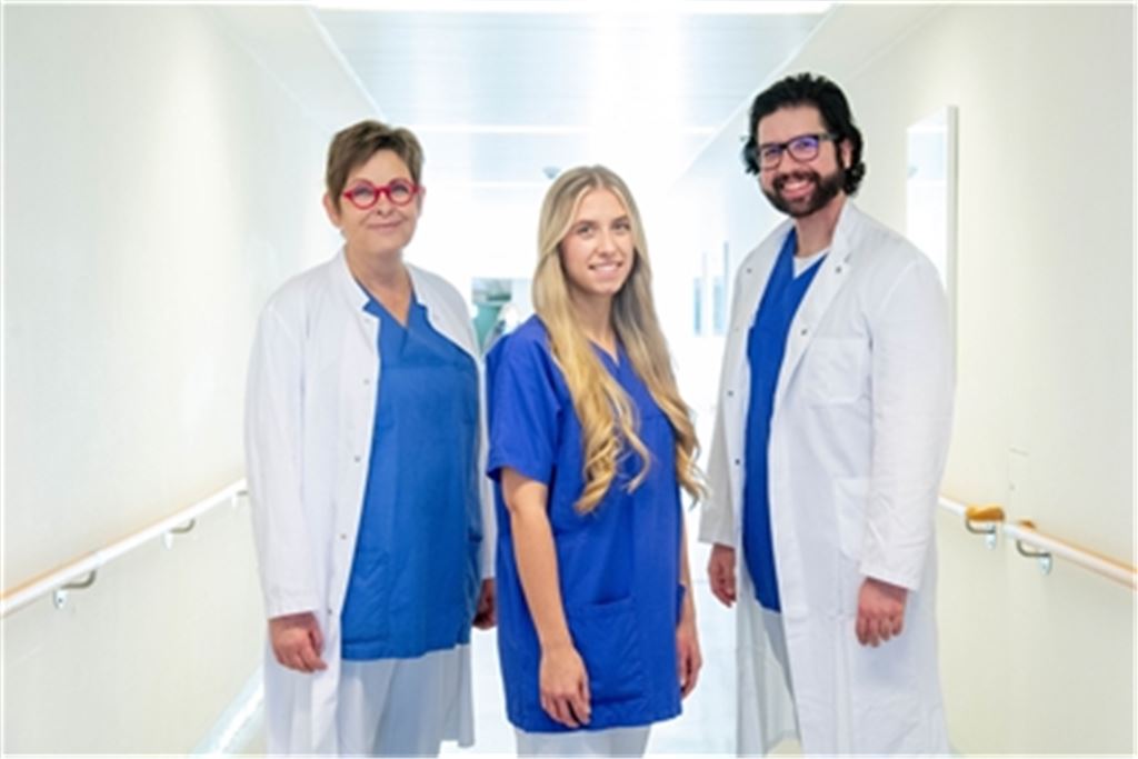 Susanne Pannwitz (li.), Fachärztin für Allgemeinmedizin, Sally Weißgerber, Medizinische Fachangestellte, Vasileios Nestoras, Facharzt für Innere Medizin. Foto: RKH Enzkreis-Kliniken/Martin Stollberg