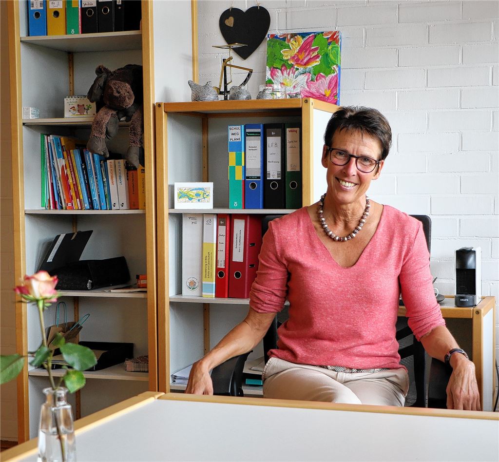 Susanne Sieber-Böhler an ihrem Arbeitsplatz in der Grundschule in Sternenfels.Willimek