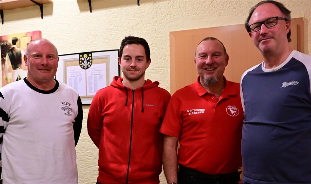 Sven Ebert (Zweiter von links) nach der Vertragsunterzeichnung mit der Abteilungsleitung des TSV Wiernsheim Michael Kuhnle, Günter Kuhnle und Boris Hofmann (v.li.).Foto: Reinholz