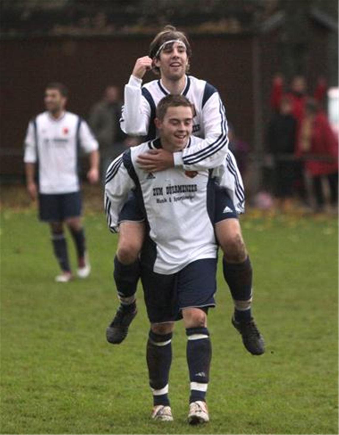 Sven Ebert (unten, mit Joey Michel) verlässt die Sportfreunde Mühlacker und will in der kommenden Saison mit Phönix Lomersheim in der Bezirksliga jubeln. Archivfoto: Eigner