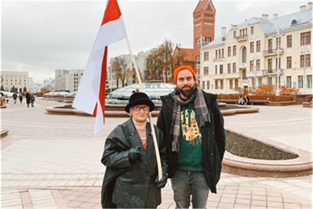 Sven Gerst mit der Protestikone Nina Baginskaya auf dem „Platz der Unabhängigkeit“.