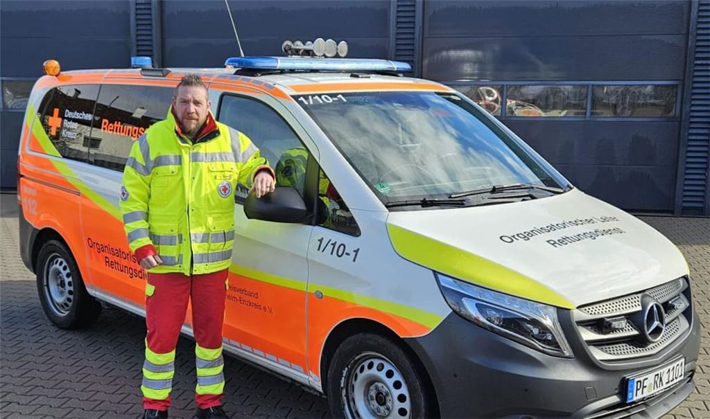 Sven Thieme, einer der „Organisatorischen Leiter Rettungsdienst“ des DRK-Kreisverbands Pforzheim-Enzkreis, mit dem Führungsfahrzeug. Foto: Anna Brenner/DRK