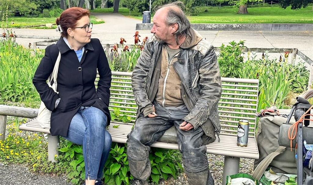 Svenja Gruß, Vorständin des Sozialdienstes katholischer Frauen in Stuttgart, und „Schwalbe“ im Schlossgarten.