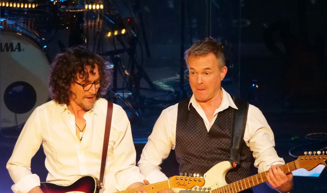 Svenja Meyer und Chris Murray brillieren bei einem Duett aus „The Greatest Showman“ (Bild oben), während Verwaltungsdirektor Uwe Dürigen (unten li.) auch als Musiker neben Multitalent Frank Nimsgern eine gute Figur macht. Fotos: Friedrich