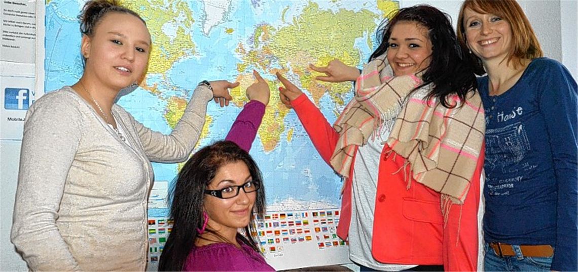 Swetlana Gorb, Katya Marini, Jiyana Özsoy und Sozialarbeiterin Elena Schwegler (v. li.) zeigen, wo ihre Wurzeln liegen. Foto: Bischoff-Krappel