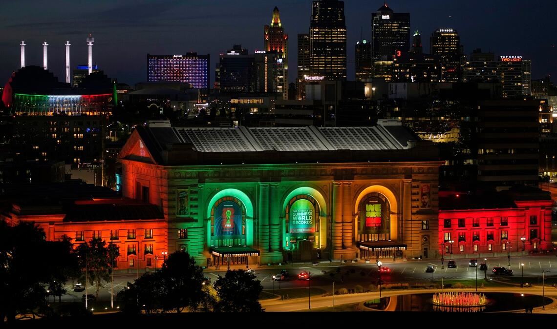Swift und Kelsey verlobt -  Die Union Station in Kansas City ist in Orange und Mint für die Sängerin Taylor Swift und in Rot und Gold für den Kansas City Chiefs Tight End Travis Kelce beleuchtet.