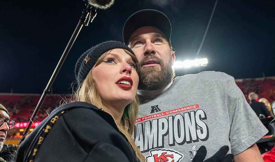 Taylor Swift und Travis Kelce haben sich verlobt Swifts und Kelces Beziehung begann im Sommer 2023 und wurde schnell öffentlich.
