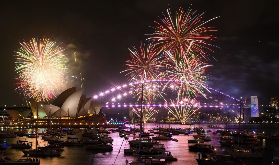 Sydney hat das neue Jahr wieder mit einem gigantischen Feuerwerk begrüßt.