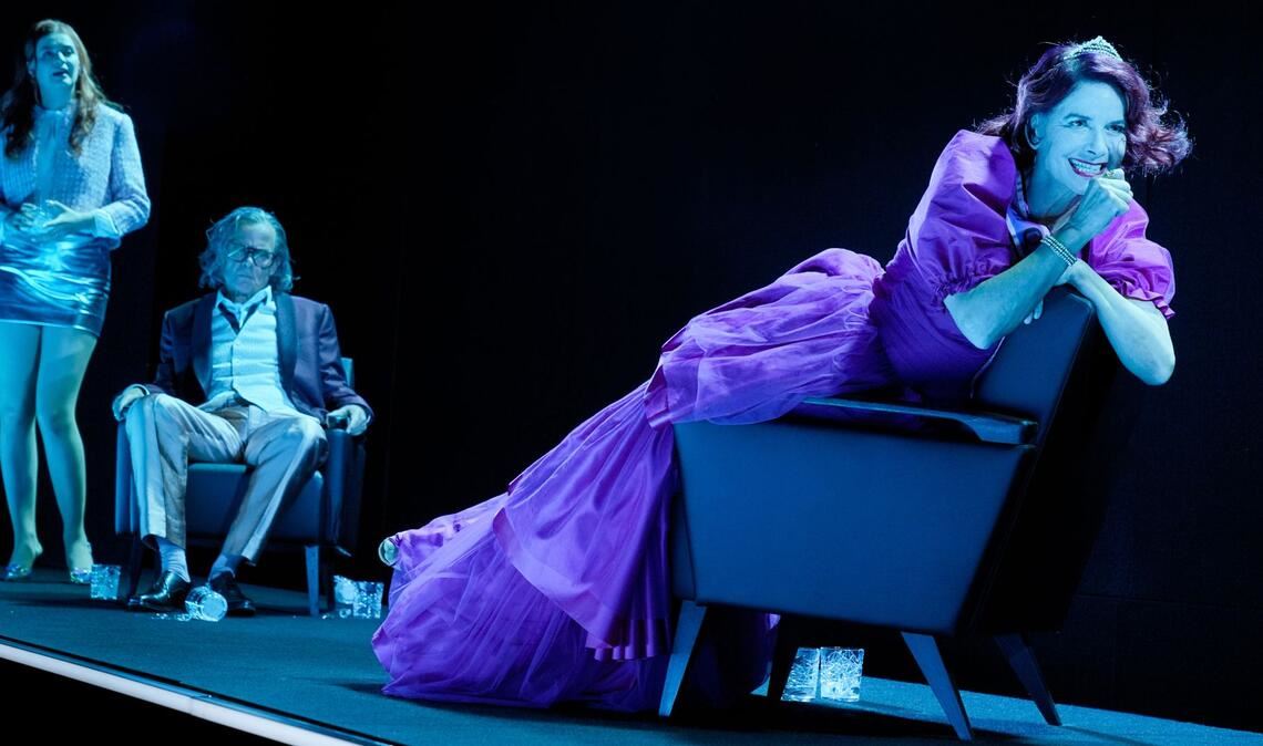 Sylvana Krappatsch (re.) brilliert als abgründig schlagfertige Dame des Hauses, die ihren Gatten George  (Matthias Leja) vor Gästen – Honey (Teresa Annina Korfmacher) – beleidigt.