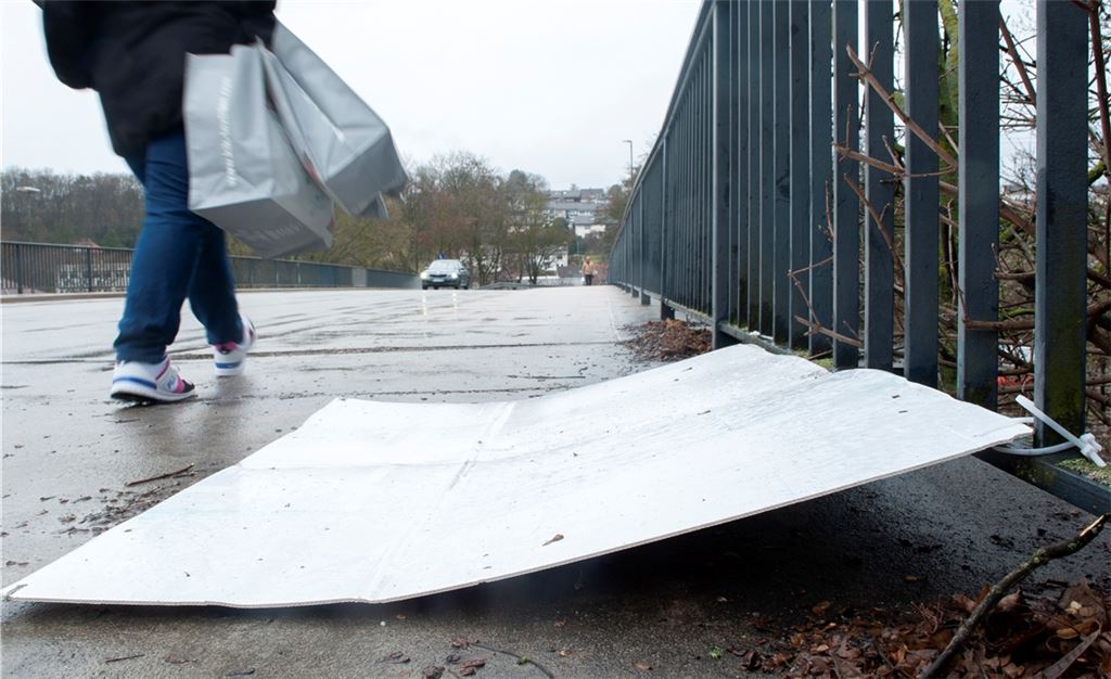 Symbol für die Landtagswahl, die schon wieder Geschichte ist: Der Wind hat auf der Brücke der Lienzinger Straße ein Wahlplakat losgerissen, das nun – sozusagen – sein Gesicht verbirgt.Fotomoment