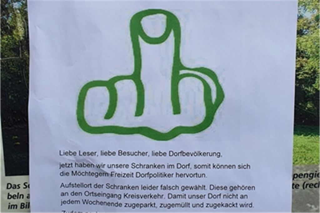 Symbol für einen „Protest“ der unschönen Art: Der grüne „Stinkefinger“ schmückt Aushänge in Mühlhausen, die sich gegen Ausflügler und örtliche Kommunalpolitiker richten. Foto: privat