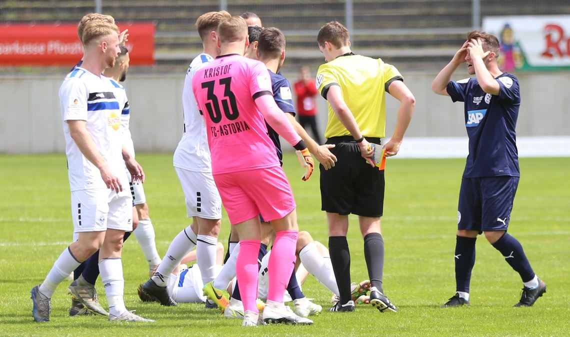 Symbolbild einer alltäglichen Fußball-Szene: Dem Schiedsrichter schwappt nach einer Entscheidung Kritik entgegen. Archivfoto: Huber