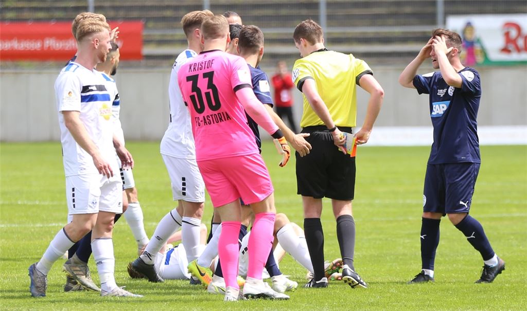 Symbolbild einer alltäglichen Fußball-Szene: Dem Schiedsrichter schwappt nach einer Entscheidung Kritik entgegen. Archivfoto: Huber