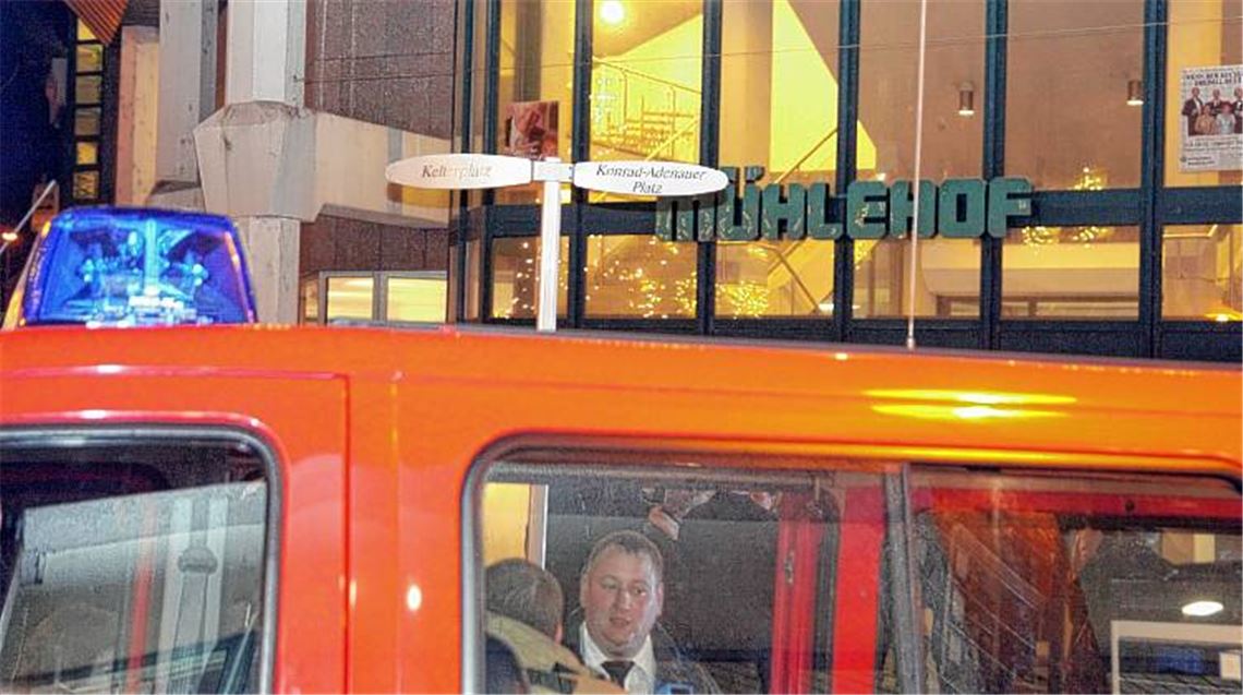 Symbolcharakter: Während viele befürchten, der Mühlehof sei nicht mehr zu retten, haben die Rettungskräfte einen Großeinsatz an dem Koloss. Nach dem Defekt in der Elektrik dürfte die Diskussion um die Gesamtinstallation neu aufflammen. Fotos: Goertz