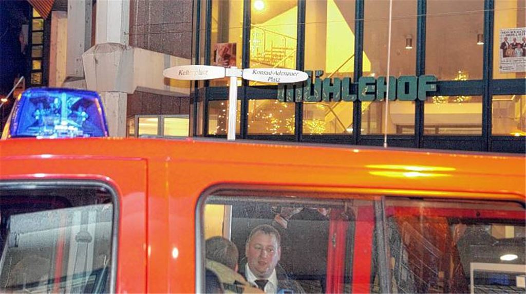 Symbolcharakter: Während viele befürchten, der Mühlehof sei nicht mehr zu retten, haben die Rettungskräfte einen Großeinsatz an dem Koloss. Nach dem Defekt in der Elektrik dürfte die Diskussion um die Gesamtinstallation neu aufflammen. Fotos: Goertz