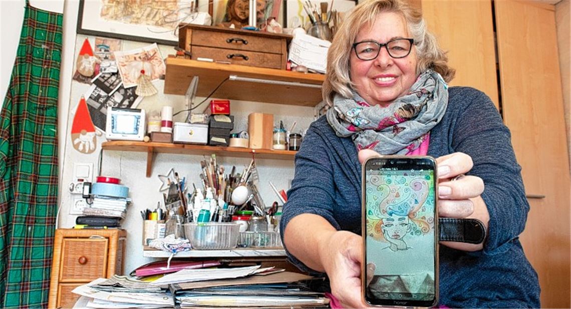 Symbolhaft: Brigitte Spöhr zeigt als eine der Arbeiten ihrer Schüler einen Frauenkopf, aus dem viele Fragezeichen wachsen.Fotomoment