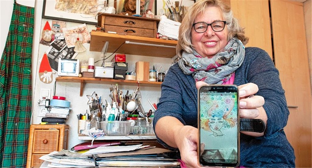 Symbolhaft: Brigitte Spöhr zeigt als eine der Arbeiten ihrer Schüler einen Frauenkopf, aus dem viele Fragezeichen wachsen.Fotomoment