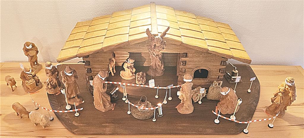 Symbolhaft: Eine Familie in Mühlacker hat ihre Weihnachtskrippe zeitgemäß gestaltet.privat