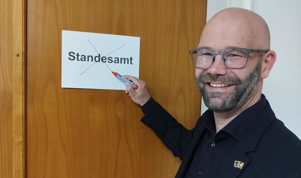 Symbolisch streicht der Alexander Kozel schon mal das kommunale Standesamt. Foto: privat