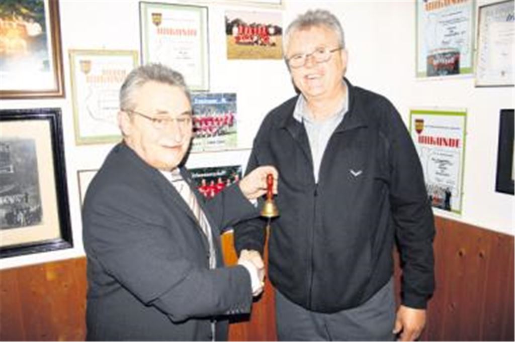 

Symbolisch übergibt der ehemalige Vorsitzende Hugo Kurfiß (l.) die Vereinsglocke an seinen Cousin und Nachfolger Ulrich Kurfiß. Foto: p
