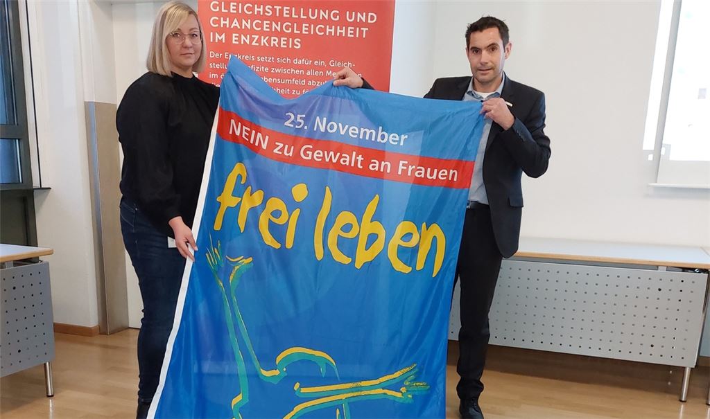 Symbolisch wehen Gleichstellungsbeauftragte Kinga Golomb und Bürgermeister Steffen Bochinger die Fahne von „Terre des Femmes“ im Rathaus Ellmendingen. Foto: Landratsamt