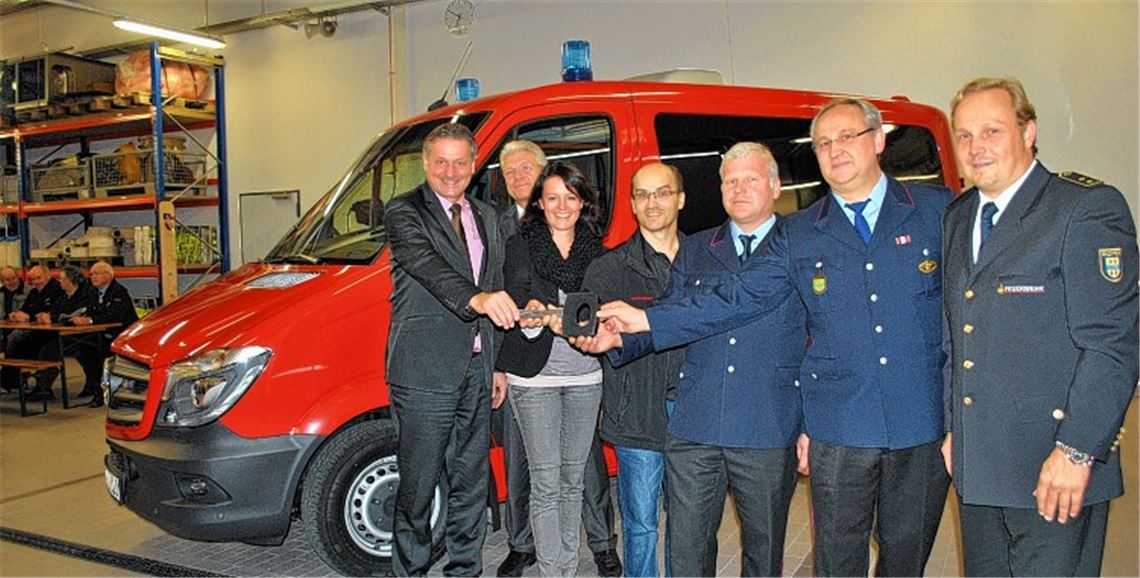 Symbolische Schlüsselübergabe: Bei einem kleinen Empfang in der Illinger Feuerwache wird der neue Mannschaftstransportwagen offiziell vorgestellt.
