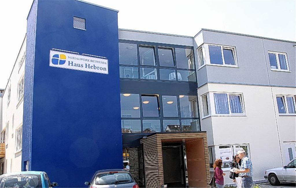 Symbolische Schlüsselübergabe der Wohn-Art-Architekten Joachim Theilmann, Klaus Weber und Roland Maier (v.re.) an Heimleiterin Iris Wiedemann: Das Haus Hebron ist offiziell eröffnet. Zum Festakt steuern die Kinder des evangelischen Kindergartens eine schwungvolle Darbietung bei.