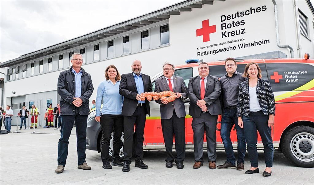 Symbolische Schlüsselübergabe für die neue Rettungswache in Wimsheim (v. li.): Stefan Foigt und Beate Leisner (AS Planung), Bürgermeister Mario Weisbrich, DRK-Kreisverbandspräsident Wolfgang Kramer, Kreisgeschäftsführer Herbert Mann, Rettungsdienstleiter Jochen Irion und Landrat-Stellvertreterin Dr. Hilde Neidhardt. Foto: DRK/Kneis