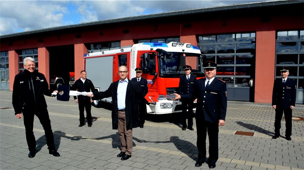 Symbolische Schlüsselübergabe fürs neue LF10 an Bürgermeister Harald Eiberger.Stahlfeld