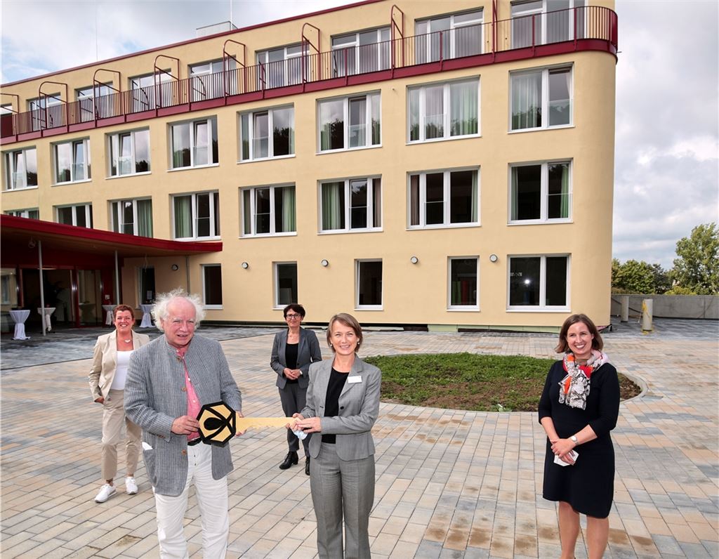 Symbolische Schlüsselübergabe von Architekt Roger Strauss an Geschäftsführerin Maria Wert. Hinten von links Bürgermeisterin Birgit Förster, Staatssekretärin Ute Leidig (Grüne) und die Erste Landesbeamtin Hilde Neidhardt. Foto: Tilo Keller