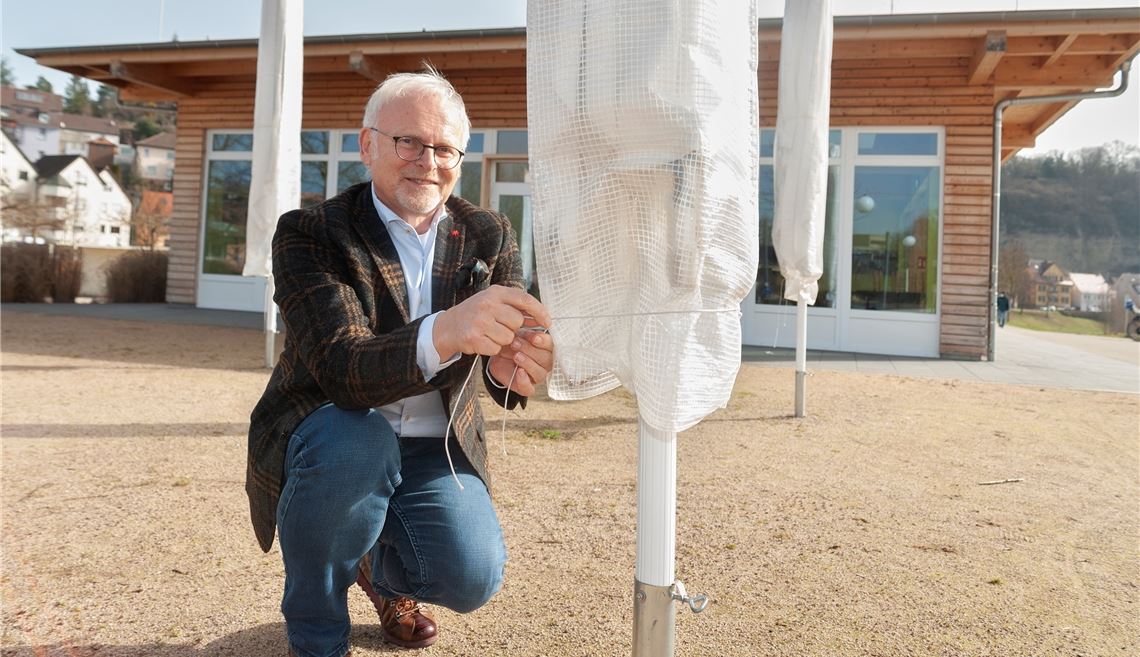 Symbolische Szene: Der ehemalige Landrat Karl Röckinger, Stiftungsvorstand der Scheuermann-Stiftung, würde gerne gemeinsam mit seinen Partnern des Vereins Miteinanderleben im Frühsommer im Zuge eines inklusiven Projekts die Sonnenschirme des „EssEnz“ aufspannen.Fotomoment
