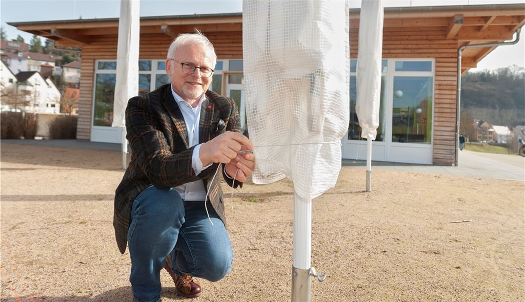 Symbolische Szene: Der ehemalige Landrat Karl Röckinger, Stiftungsvorstand der Scheuermann-Stiftung, würde gerne gemeinsam mit seinen Partnern des Vereins Miteinanderleben im Frühsommer im Zuge eines inklusiven Projekts die Sonnenschirme des „EssEnz“ aufspannen.Fotomoment