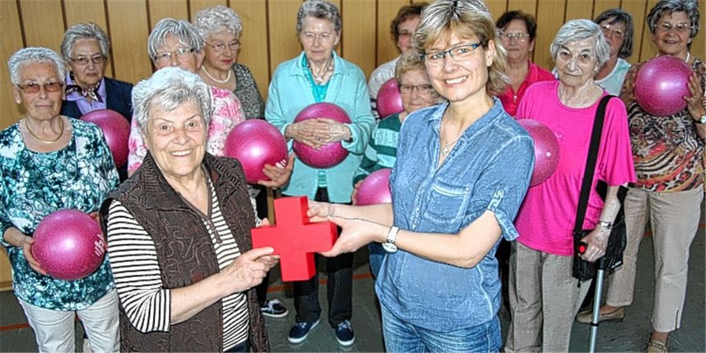 Symbolische Übergabe: Ella Meier (vorne li.) freut sich, in Andrea Maier eine Nachfolgerin für die DRK-Seniorengymnastik gefunden zu haben.