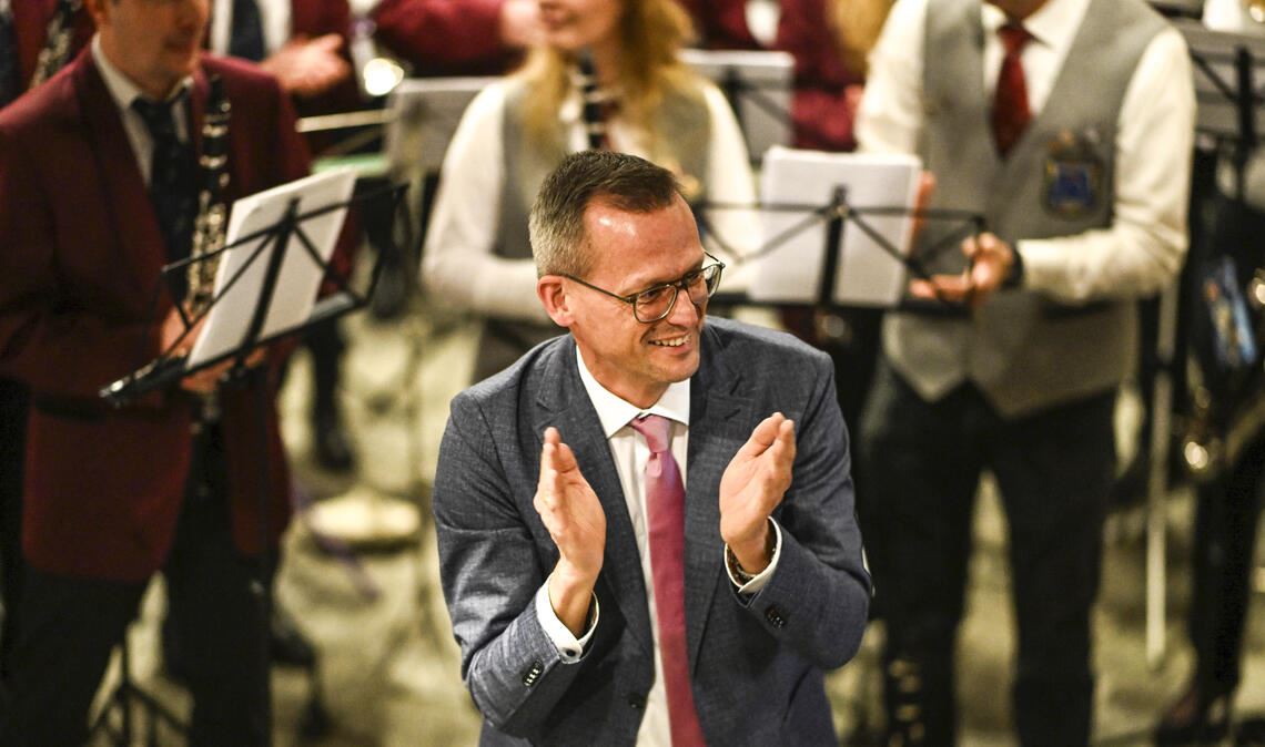 Symbolischer Akt – wie einst bei Frank Schneider und den Vorgängern: Saxofonist Stephan Retter dirigiert die Musikerinnen und Musiker aus Mühlacker und Enzberg. Fotos: Schüller