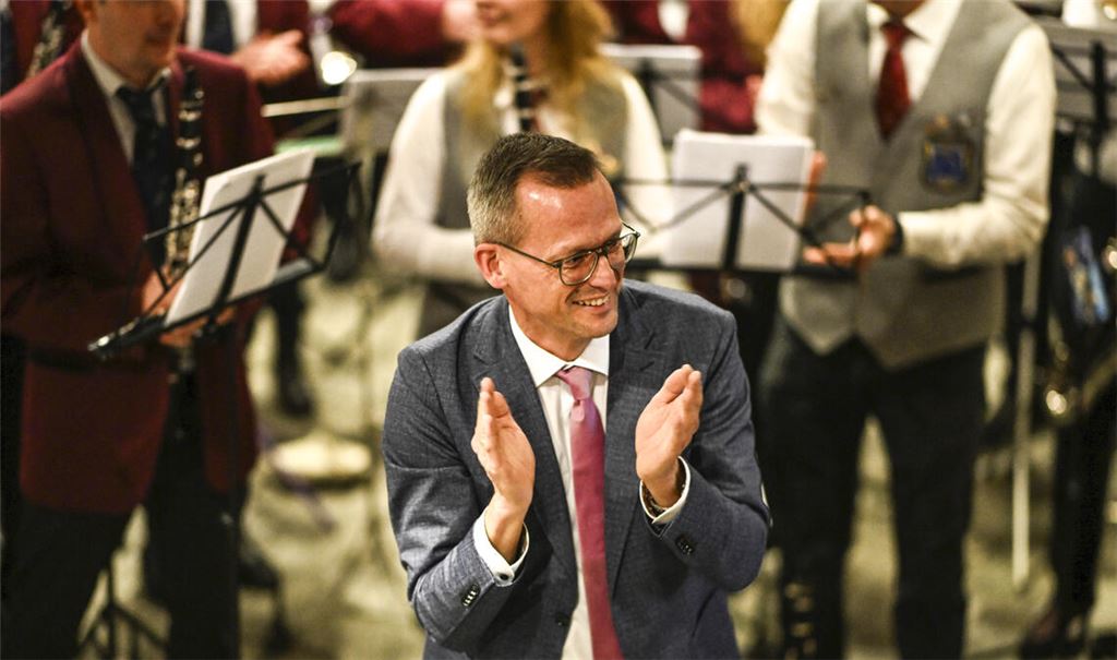 Symbolischer Akt – wie einst bei Frank Schneider und den Vorgängern: Saxofonist Stephan Retter dirigiert die Musikerinnen und Musiker aus Mühlacker und Enzberg. Fotos: Schüller