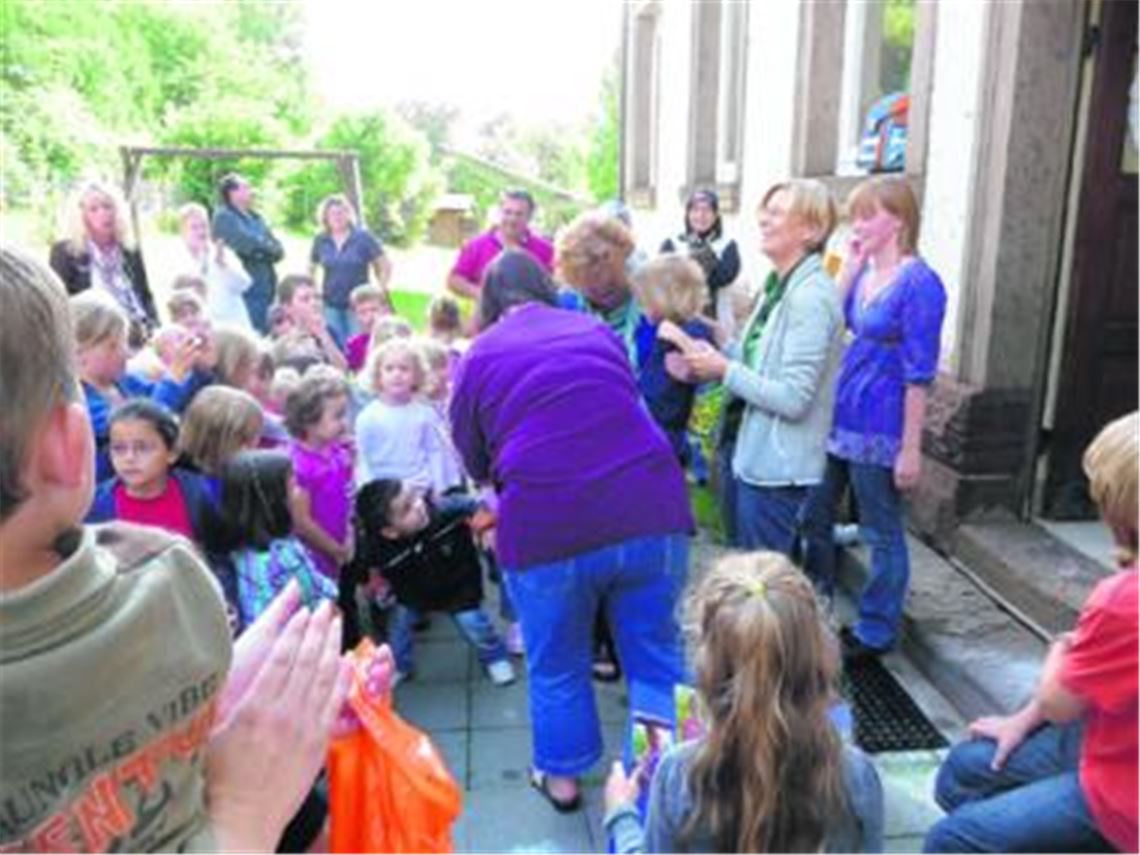 Symbolischer Rauswurf: Die Kinder, Erzieherinnen und Eltern verabschieden sich nicht ganz ohne Wehmut von ihrem Kindergarten Hohler Graben . . .