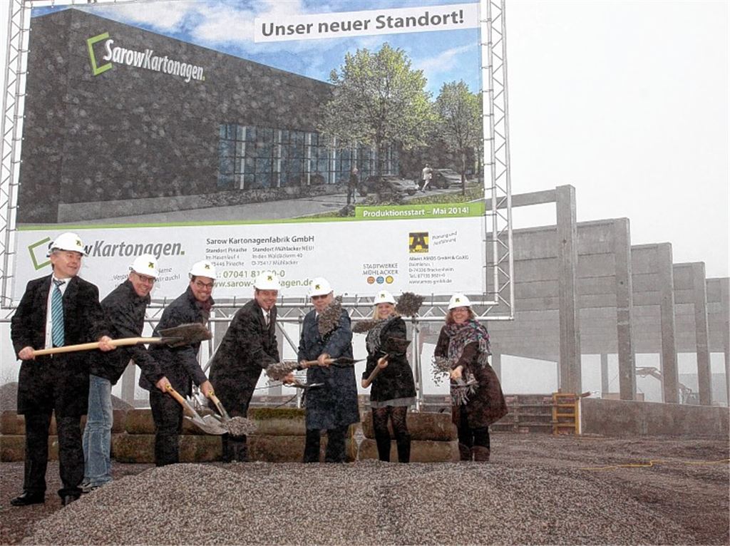 Symbolischer Spatenstich: Peter Leicht von der Sparkasse (v. li.) , Thorsten Rapp, Oberbauleiter SF-Bau, Oberbürgermeister Frank Schneider, Geschäftsführer Manfred Sarow, Firmengründer Werner Sarow, Heike Sarow und die Wirtschaftsbeauftragte Annette Popp .
