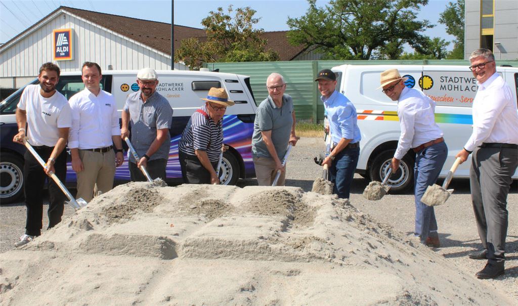 Symbolischer Spatenstich für den Bau des ersten Großbatteriespeichers der Stadtwerke Mühlacker (v. li.): Timo Hagenbuch (Firma HS-Bau), Markus Pfeiffer (Firma ADS-TEC Energy Nürtingen), Architekt Markus Pfeil, OB-Stellvertreter Günter Bächle, Stadtrat Reiner Müller, der technische Leiter der Stadtwerke Mühlacker und Projektleiter Moritz Schneider, Stadtwerke-Geschäftsführer Roland Jans und als Vertreter des ausführenden Partners der Co-Geschäftsführer der Firma ADS-TEC Energy Nürtingen, Michael Rudloff. Foto: Prokoph