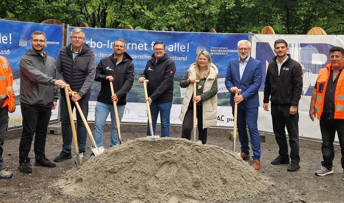 Breitband-Ausbau in Sternenfels symbolisch gestartet Symbolischer Spatenstich für den Breitband-Ausbau in Sternenfels. Foto: Zweckverband/Schäfer