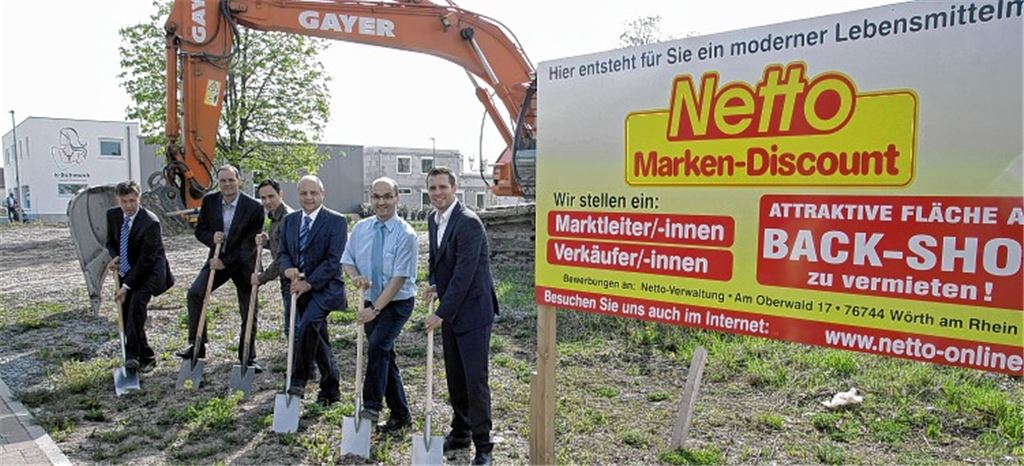 Symbolischer Spatenstich für den Netto-Markt auf dem Luigareal (v. re.): Kai Engesser, Expansionsleiter des Projektentwicklers Ratisbona, Bürgermeister Harald Eiberger, Dieter Glöckner, Gebietsleiter Expansion des Marken-Discounters Netto, Hauptamtsleiter Sven Holz, Bauamtsleiter Thomas Mörmann und Norbert Höffer von Ratisbona. Fotos: Goertz