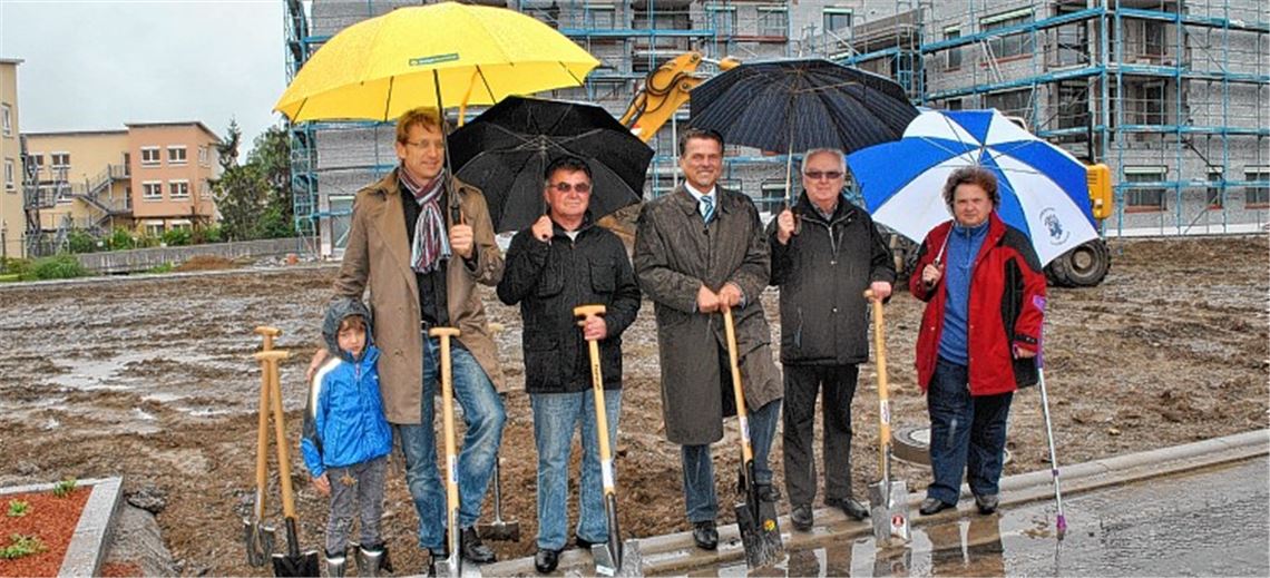 Symbolischer Spatenstich im Regen: Architekt Alexander Faber (v.li.) vom Architektenbüro Bodamer, Faber in Stuttgart (mit Sohn Jonah), Gemeinderat Johann Sturm, Erwin Paulus vom gleichnamigen Wohnbauunternehmen sowie die Gemeinderäte Winfried Scheuermann und Katharina Steffan sind zufrieden mit der Entwicklung auf dem Luigareal.Foto: Stahlfeld