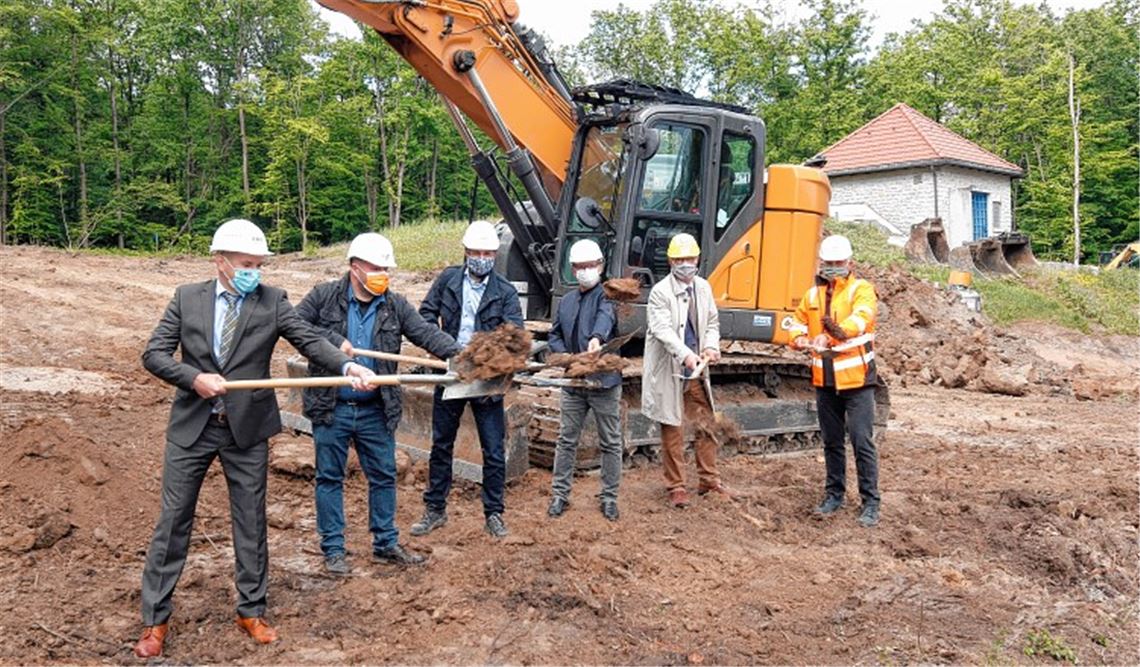 Symbolischer Start der Erweiterung des Hochbehälters Stöckach mit Spaten, Helm und, in Corona-Zeiten, auch mit Mundschutz (v. li.): Roland Jans, Julian Herrmann, Frederik Trockel, Winfried Abicht, Frank Schneider und Wolfgang Hagenbuch. Foto: Kollros