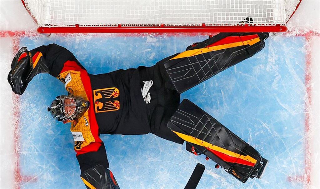 Symbolträchtig: Deutschlands Torhüter Philipp Grubauer liegt auf dem Eis.
