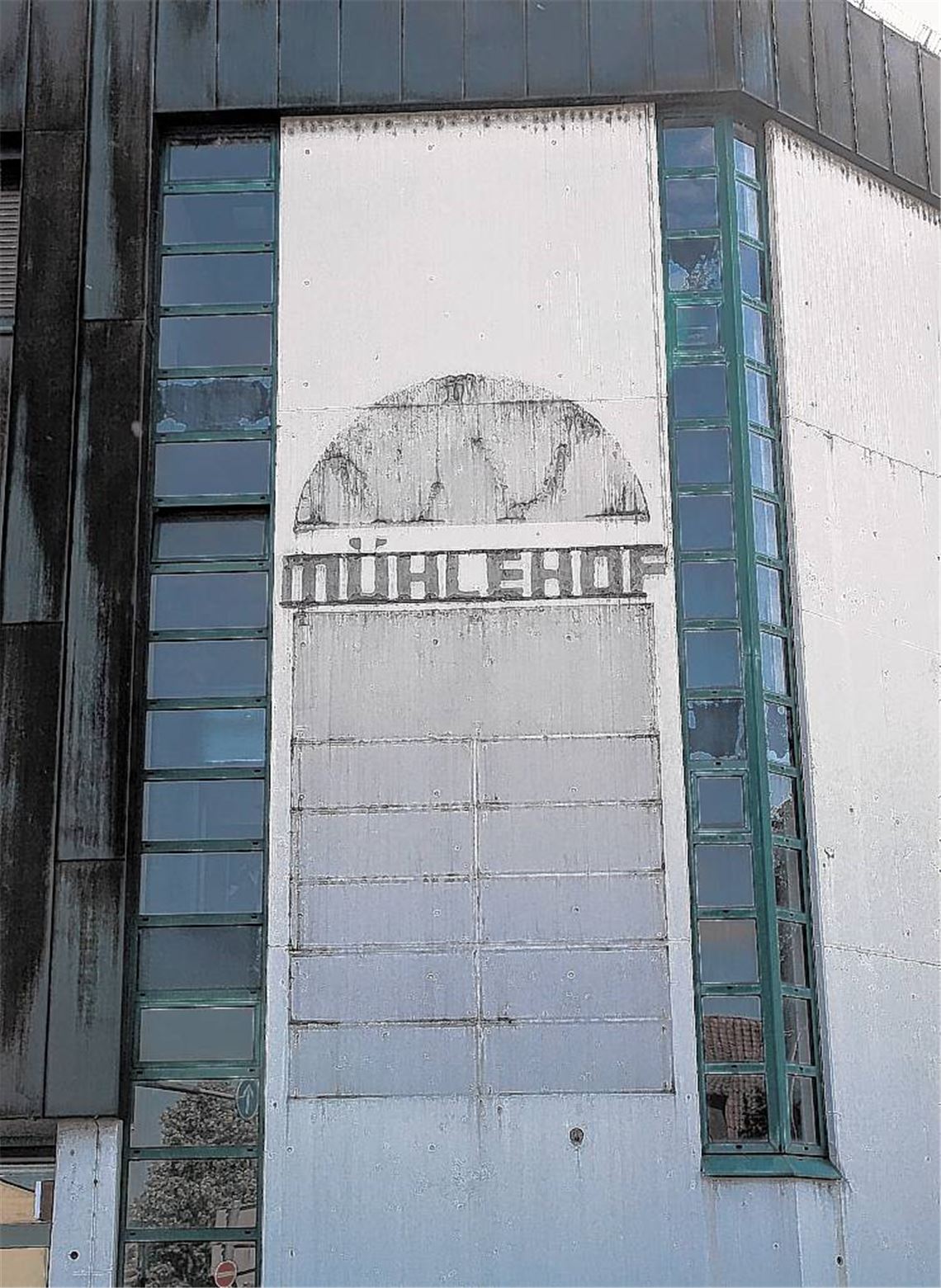 Symbolträchtig: Nach der Beschilderung soll der gesamte Mühlehof weichen.