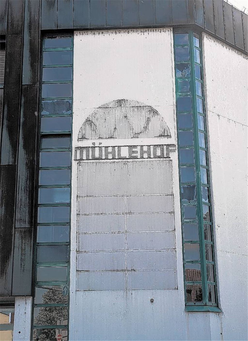 Symbolträchtig: Nach der Beschilderung soll der gesamte Mühlehof weichen.